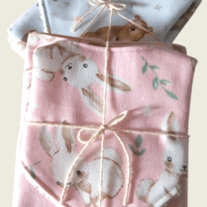 Set Babero bandana + cesto mini: conejitos rosa